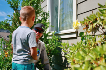 King City OR - Technician Discussing Pest Control With A Child